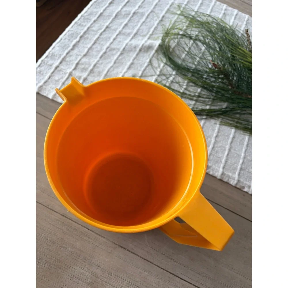 Vintage Tupperware Pitcher 1676-3 Push Button Lid Yellow 2 Quart